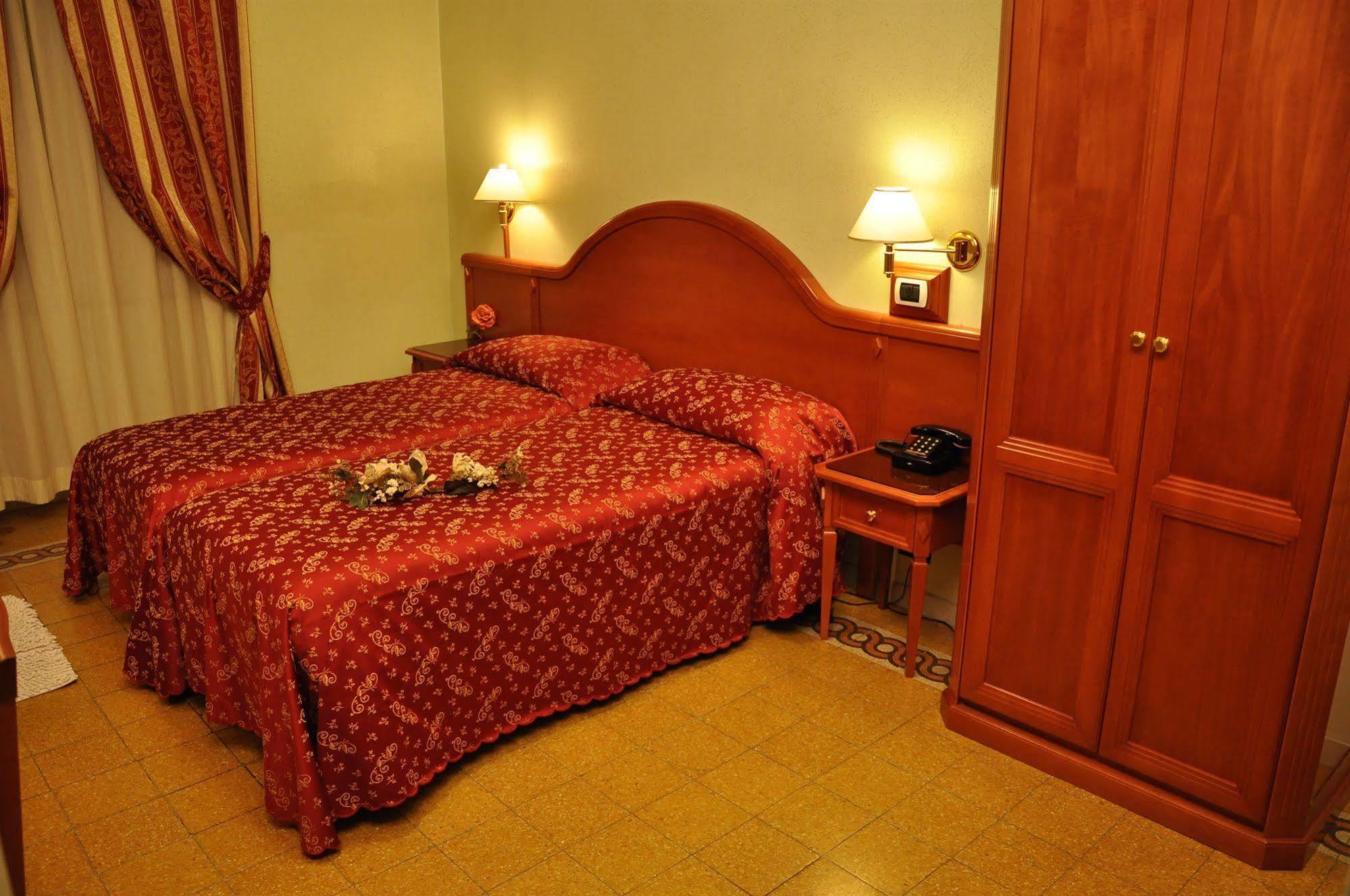 Sandra Hotel